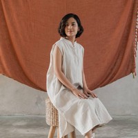 Lebih lanjut Rowland mengatakan, material tenun eceng gondok yang digunakan merupakan karya para perajin di Pekalongan, Jawa Tengah. Tenun tersebut kemudian melalui tahap assembling di workshop Pijakbumi di Bandung. Ibu-ibu perajin sangat antusias, apalagi setelah melihat hasil akhir dari pembuatan sepatu ini, tambahnya. (Foto: Instagram/@pijakbumi)