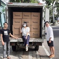 Baru-baru ini, Pijakbumi untuk pertama kalinya mengekspor produk sneakers mereka ke Swiss. Rowland menuturkan, pesanan datang saat Pijakbumi mengikuti MICAM 2020 Februari lalu. Kami bertemu banyak potential buyers dari berbagai negara, salah satunya Swiss. Menurut mereka, produk kami sangat salable di Swiss karena mungkin masyarakat di sana sudah sangat sadar akan sustainability dan suka memakai produk yang ramah lingkungan, katanya. (Foto: Instagram/@asfales)