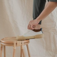 Terlepas dari citra buruknya sebagai gulma, eceng gondok atau Eichhornia crassipes juga memiliki nilai ekonomis tersendiri karena bisa diolah menjadi serat untuk tenun. Setelah pakaian, kini muncul sneakers berbahan tenun eceng gondok keluaran jenama lokal bernama Pijakbumi. (Foto: Instagram/@pijakbumi)