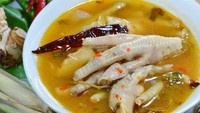 Ceker ayam paling enak dibuat sop karena kuah kaldunya akan lebih gurih. Yang satu ini diberi bumbu asam dan pedas yang menyegarkan. Lihat resepnya DI SINI ! Foto: iStock