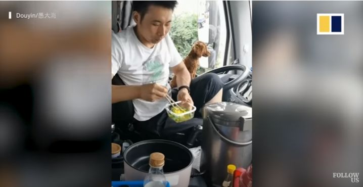 Supir Ini Jago Bikin Pizza hingga Panggang Ikan di Truk