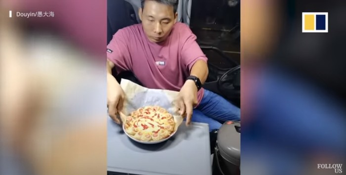 Supir Ini Jago Bikin Pizza hingga Panggang Ikan di Truk