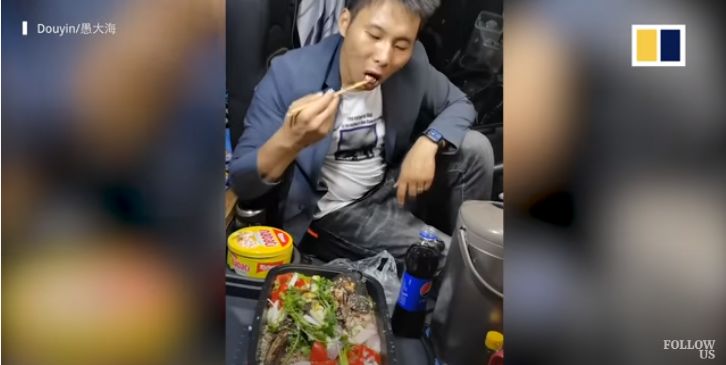 Supir Ini Jago Bikin Pizza hingga Panggang Ikan di Truk