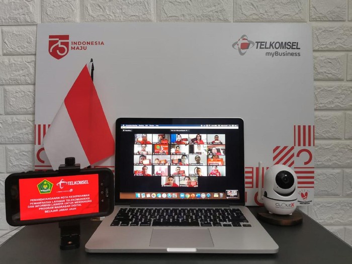 Sebagai upaya mendukung Pembelajaran Jarak Jauh (PJJ) selama pandemi COVID-19 bagi para santri, Telkomsel berkolaborasi dengan Kementerian Agama (Kemenag) menghadirkan kuota murah Telkomsel 10 GB hanya Rp 10 untuk madrasah.