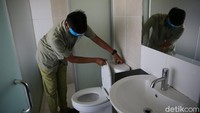 Protokol kesehatan seperti membersihkan setiap sudut ruangan terus dilakukan.