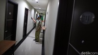 Seorang petugas terlihat melakukan disinfeksi Corona di salah satu lorong The Green Hotel, Kota Bekasi, Jawa Barat, Rabu (23/9/2020).