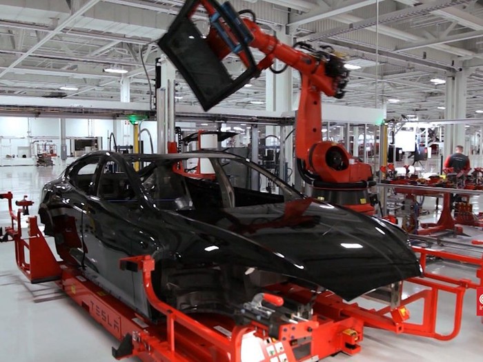 VIDEO: Elon Musk Janjikan Mobil Murah Tesla