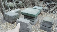Dari cerita mulut ke mulut, dulu ada candi di area itu. Cerita orang tua zaman dulu soal candi di Umbul Gedong bukan isapan jempol belaka. Sebab, banyak batu prigen bekas candi di lokasi.
