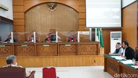 Vicky Prasetyo saat menjalani sidang di PN Jakarta Selatan pada Rabu (23/9). Pool/Palevi S/detikFoto.