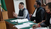 Vicky menjelaskan perihal zina menurut agama Islam. Pool/Palevi S/detikFoto.
