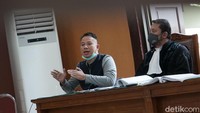 Kalau zina, dalam Islam itu ada zina Muhsan, zina istri kepada pria lain. Ada zina Gairu Muhsan. Zina Al Laman, zinah pandangan mata atau kerumun yang bukan muhrimnya, jelas Vicky. Pool/Palevi S/detikFoto.