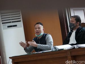 Jalani Sidang, Vicky Prasetyo Debat Soal Zina