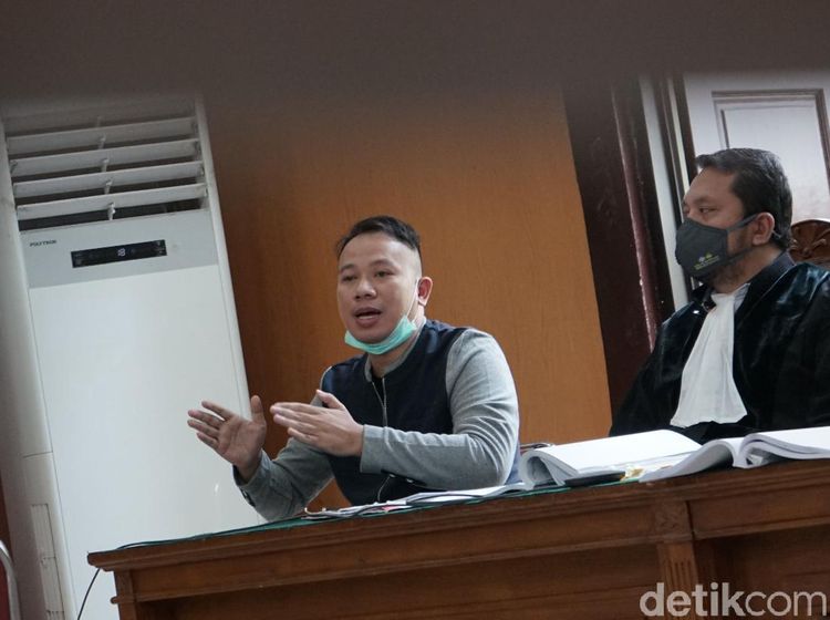 Jalani Sidang, Vicky Prasetyo Debat Soal Zina
