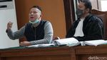 Jalani Sidang, Vicky Prasetyo Debat Soal Zina