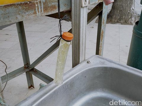 Selama pandemi COVID-19, Pemkot Surabaya menyediakan wastafel portable di sejumlah jalan protokol. Namun ada beberapa tempat cuci tangan yang tampak jarang dimanfaatkan warga.