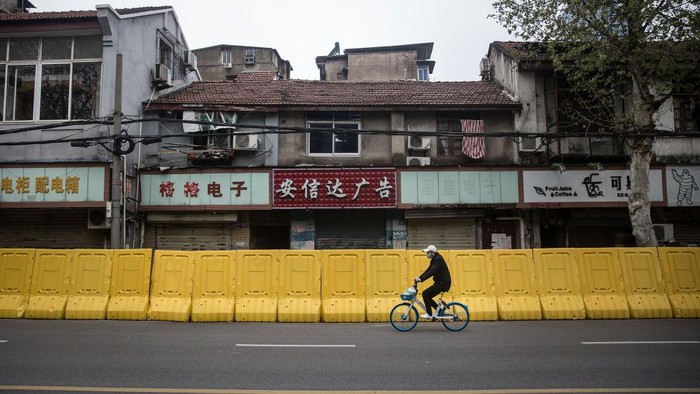 Warga Wuhan kini bisa tertawa lega usai melawan Corona. Perjuangannya panjang dari mulai lockdown sampai tes massal.