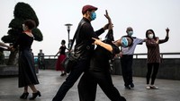 Orang-orang sudah mulai berkumpul dan kembali beraktivitas. (Foto: Getty Images/Getty Images)