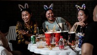 Berlanjut ke bulan Juni, pasar malam yang biasanya menjual makanan kaki lima, diizinkan buka. (Foto: Getty Images/Getty Images)