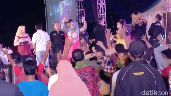 Acara dangdutan yang digelar Wakil Ketua DPRD Kota Tegal Wasmad Edi Susilo, Rabu (23/9/2020)