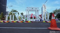 Seperti diketahui, selama penerapan PSBB ketat restoran hingga kafe di Jakarta hanya diizinkan untuk melayani pemesanan makanan dibawa pulang ataupun layanan pesan antar. Oleh karena itu, layanan drive thru dapat menjadi pilihan bagi warga yang hendak memesan makanan di tempat kuliner Thamrin 10.