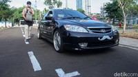 Bila telah selesai disiapkan, makanan maupun minuman pesanan akan diantarkan petugas ke mobil pembeli.