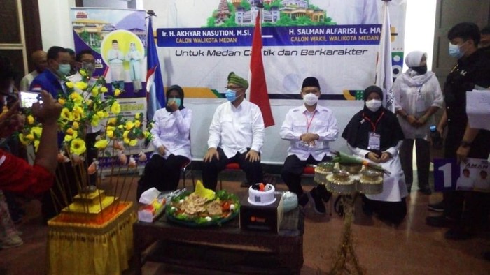 Akhyar Nasution dan Salman Alfarisi ditepungtawari pada pendukung usai mendapat nomor urut 1 di Pilkada Medan