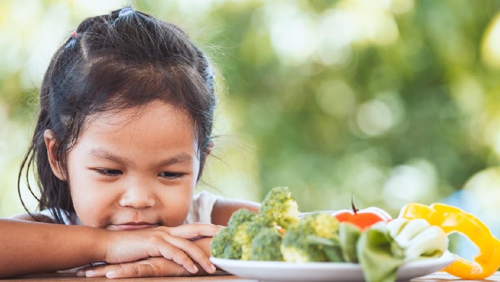 Asian child does not like to eat vegetables and refuse to eat healthy vegetables