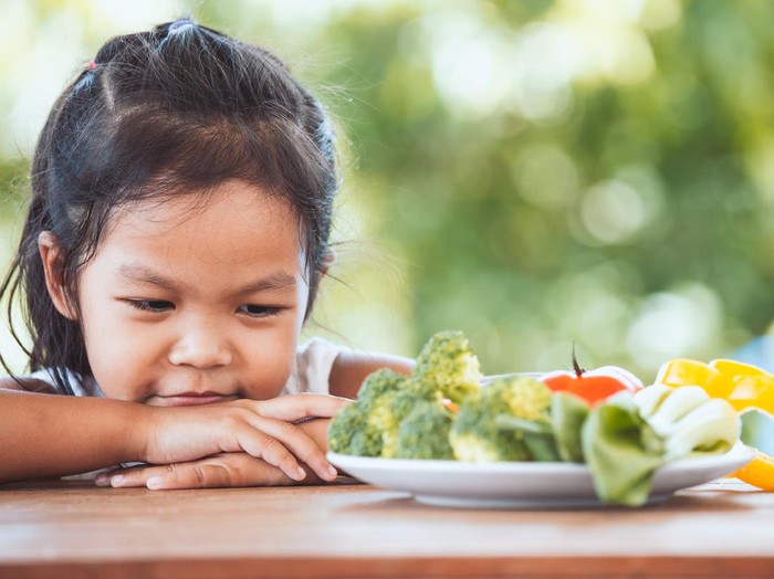 Asian child does not like to eat vegetables and refuse to eat healthy vegetables