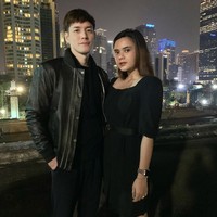 Pasutri Tiktokers (34 Tahun & 25 Tahun) beraksi di Honeymoon yang ketiga #AXAMANIS, tulis Audi Marissa. Foto: Instagram