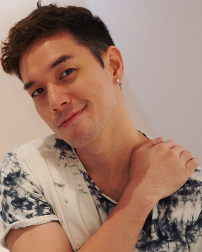 Inilah wajah baby face Anthony. Tak hanya memiliki wajah yang manis, gaya Anthony pun bak remaja sehingga tidak terlihat jarak yang jauh dengan Audi yang berusia 25 tahun.  Foto: Instagram