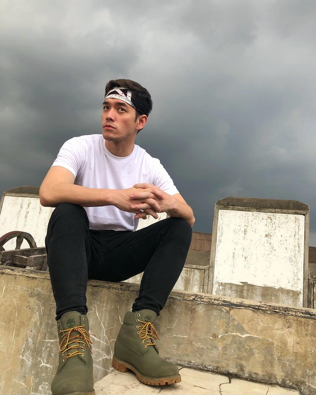 Gaya andalan Anthony adalah kaus dan celana jeans. Meski selalu tampil kasual, namun auranya selalu terpancar.  Foto: Instagram