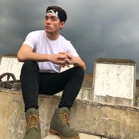 Gaya andalan Anthony adalah kaus dan celana jeans. Meski selalu tampil kasual, namun auranya selalu terpancar.  Foto: Instagram