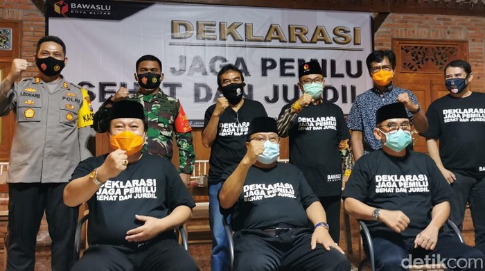 Penegasan soal sanksi pidana disampaikan anggota Bawaslu Provinsi Jawa Timur, Ikhwanudin Alfianto, usai Deklarasi Dan Penandatanganan Pakta Integritas Bersama Jaga Pemilu Sehat Dan Jurdil, yang digelar Bawaslu Kota Blitar, Rabu (23/9) malam.