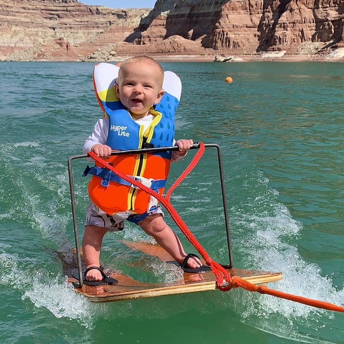 Bayi berumur 6 bulan di Amerika Serikat memecahkan rekor sebagai pemain ski air termuda. Namun netizen justru mengutuk orang tuanya.