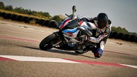 Secara keseluruhan, mesin M 1000 RR baru lebih bertenaga dibandingkan power train RR di rentang 6.000 rpm - 15.100 rpm. Rentang putaran mesin tersebut sangat cocok digunakan di trek balap, namun tetap layak digunakan di area perkotaan tanpa kehilangan sisi sporty-nya. Foto: BMW Motorrad