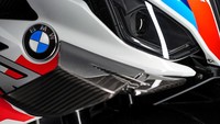 BMW M 1000 RR memiliki bobot kotor hanya 192 kg. Bobot ringan itu merupakan kontribusi dari penggunaan sasis baru berbasiskan model RR, dengan  material aluminium. Sasis ini begitu serasi dipadu dengan shock model upside-down di depan. Sementara di belakang disematkan suspensi berkelir biru serta kinematika Full Floater Pro. Foto: BMW Motorrad