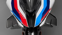 Untuk perangkat winglet, dikatakan bahwa BMW telah mengembangkan komponen itu di lintasan balap dan juga terowongan angin (wind tunnel) milik BMW. Terbuat dari serat karbon, komponen ini jelas menghasilkan aerodinamika yang mumpuni guna memperoleh waktu putaran lebih cepat. Foto: BMW Motorrad