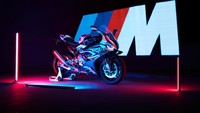 Tak hanya memproduksi kendaraan roda empat berperforma tinggi, divisi mobil balap BMW M kini juga mulai merambah ke produk sepeda motor. Foto: BMW Motorrad
