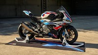 BMW M 1000 RR dibekali mesin 4 silinder segaris berpendingin cairan, dipadu dengan teknologi BMW ShiftCam. Konfigurasi tersebut untuk memvariasikan waktu buka dan tutup katup yang telah dimodifikasi ke arah mesin sport balap. Hasilnya, output tenaga motor ini mencapai 212 dk pada 14.500 rpm dengan torsi puncak 113 Nm di putaran mesin 11.000 rpm, plus kecepatan maksimal hingga 15.100 rpm. Foto: BMW Motorrad