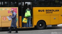Penggunaan bus itu dilakukan seiring meningkatnya kasus COVID-19 di Jakarta.