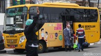 Bus sekolah digunakan untuk evakusi pasien OTG dari Puskesmas ke RS Darurat Wisma Atlet.