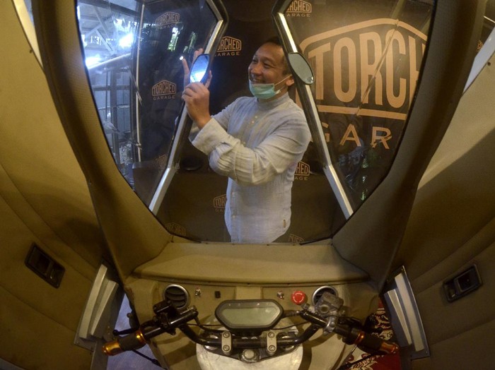 Sepeda motor bertenaga listrik ini tak hanya memiliki bentuk yang unik, tetapi juga fitur yang canggih. Di antaranya AC hingga panel surya. Penasaran?