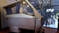 Pencetus sepeda motor bertenaga listrik Manouv, Iwan mencoba mengoperasikan prototipe kendaraannya di kawasan Kerobokan, Badung, Bali, Kamis (24/9/2020). 