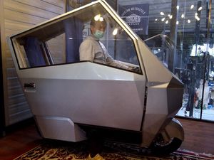 Canggih! Motor Listrik Ini Dilengkapi AC-Panel Surya