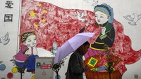 Mural di gedung-gedung menggambarkan Yi dengan anggota mayoritas Han dalam suasana yang bersahabat menjadi salah satu aksi yang dinilai sebagai upaya menghapus budaya lama etnis minoritas. AP Photo/Andy Wong  