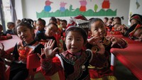 Pada saat yang sama, pejabat partai yang berkuasa mengatakan bahwa mereka melestarikan Nuosu, bahasa Yi, melalui pendidikan dwibahasa di sekolah dan dukungan pemerintah untuk surat kabar dan acara TV Nuosu. AP Photo/Andy Wong  