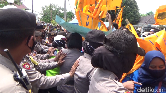demo mahasiswa di lumajang ditemui bupati