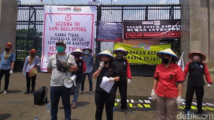 Demo memperingati Hari Tani Nasional di depan DPR RI, Tuntut Reforma Agraria dan tolak Omnibus Law CIpta Kerja