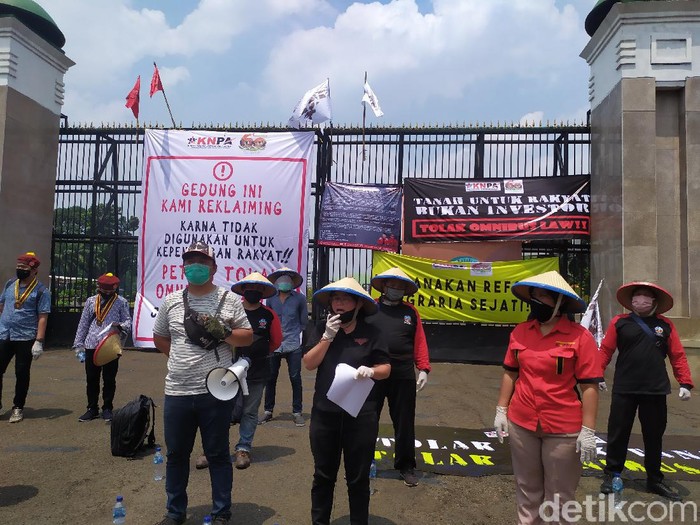 Demo memperingati Hari Tani Nasional di depan DPR RI, Tuntut Reforma Agraria dan tolak Omnibus Law CIpta Kerja