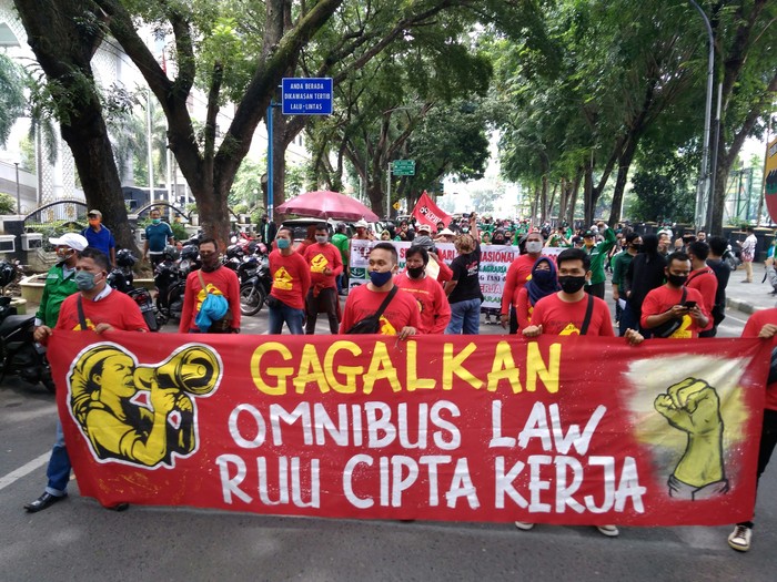 Massa buruh menggelar demonstrasi di depan kantor DPRD Sumut. Mereka menolak RUU Cipta Kerja